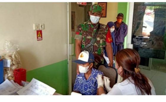 Babinsa Koramil 401-04/Bayung Lencir Monitoring Vaksinasi di Desa Bandar Agung