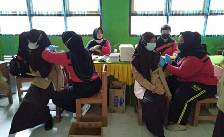 Serbuan Vaksinasi Kodim 0403/OKU Sasar 500 Pelajar dan Masyarakat Kecamatan Semindang Aji