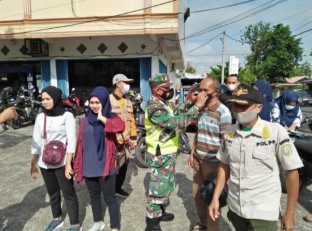Babinsa Koramil 02/Peninjauan Bersama Tim Satgas Covid-19 Bagikan Masker di Simpang Empat Sentosa
