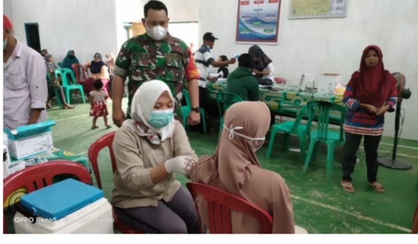 Babinsa Serma Dwi Edi Monitoring Vaksinasi Covid-19 Di Desa Binaan
