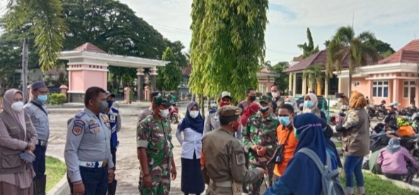 Babinsa Koramil 02/Peninjauan Ikuti Apel Gabungan PPKM Kecamatan Baturaja Timur