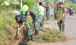 Karya Bakti TNI, Korem 04/Gapo Bersihkan Tempat Ibadah dan Fasilitas Umum