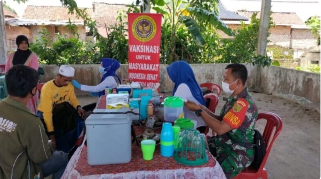 Babinsa 402-10/Kayuagung Bantu Tim Vaksinator Di Kecamatan Lempuing Kab OKI