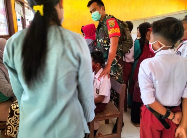 Pengamanan Pelaksanaan Vaksinasi Anak Usia Dini Yang Dilaksanakan Koramil 07/Simpang