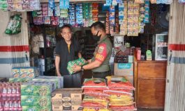 Babinsa Serda Andri Cek Harga dan Ketersediaan Sembako di Pasar Tangga Buntung