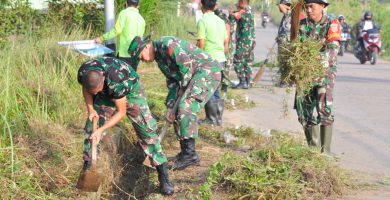 Karya Bakti TNI, Korem 04/Gapo Bersihkan Tempat Ibadah dan Fasilitas Umum