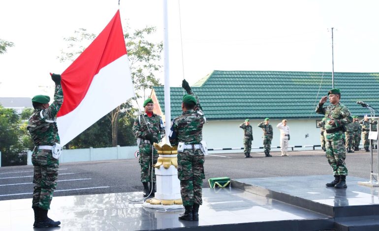 Upacara Bendera Bulanan Danrem 044/Gapo Bacakan Amanat Pangdam II/Sriwijaya