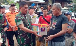 Kunjungi Lokasi Banjir Bandang di Kabupaten Lahat Danrem 044/Gapo Berikan Paket Sembako