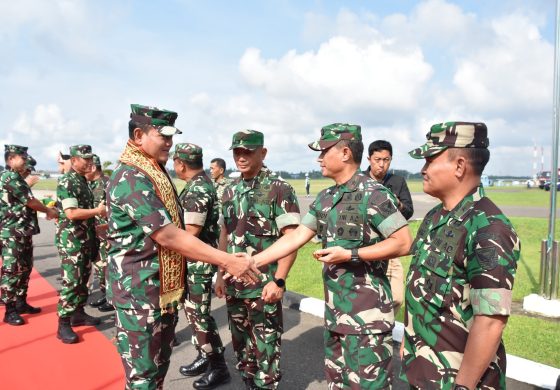 Dampingi Pangdam, Danrem 044/Gapo Sambut Kedatangan Panglima TNI