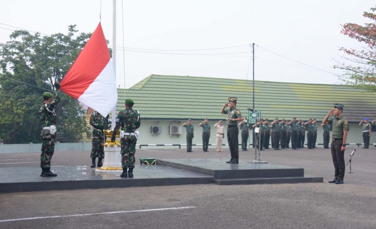 Korem 044/Gapo Gelar Upacara bendera 17-an, Pangdam II/Swj sampaikan penghargaan atas dedikasi, kerja keras dan loyalitas Prajurit dan PNS Kodam II/Swj